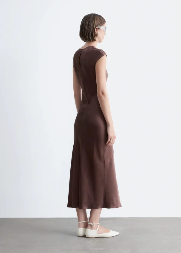 Figurbetontes Maxikleid aus Satin Figurbetontes Maxikleid aus Satin