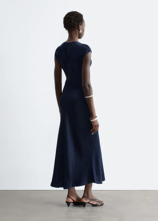 Figurbetontes Maxikleid aus Satin Figurbetontes Maxikleid aus Satin