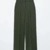 Gerade Hose mit Pressfalte