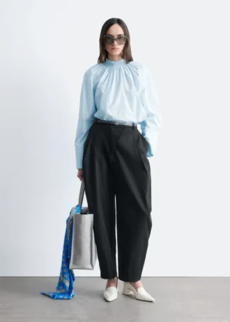 Geraffte Bluse mit Stehkragen