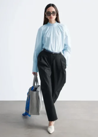 Geraffte Bluse mit Stehkragen
