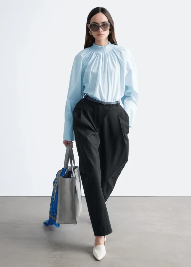 Geraffte Bluse mit Stehkragen Geraffte Bluse mit Stehkragen