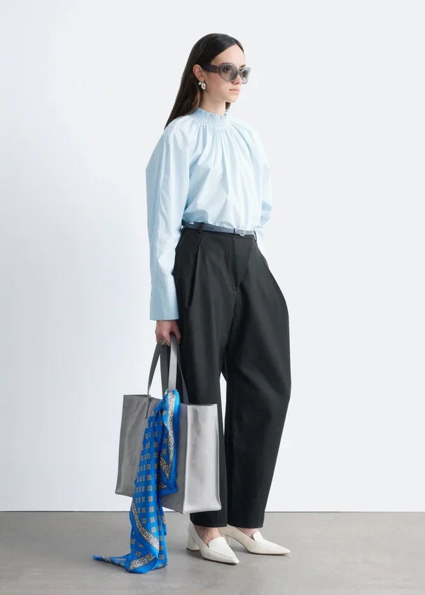 Geraffte Bluse mit Stehkragen Geraffte Bluse mit Stehkragen