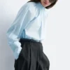 Geraffte Bluse mit Stehkragen Geraffte Bluse mit Stehkragen