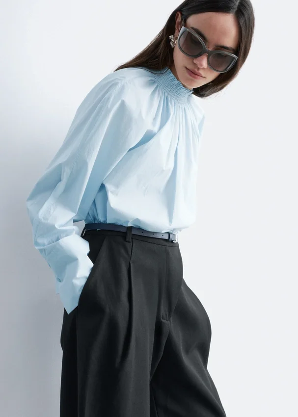 Geraffte Bluse mit Stehkragen Geraffte Bluse mit Stehkragen