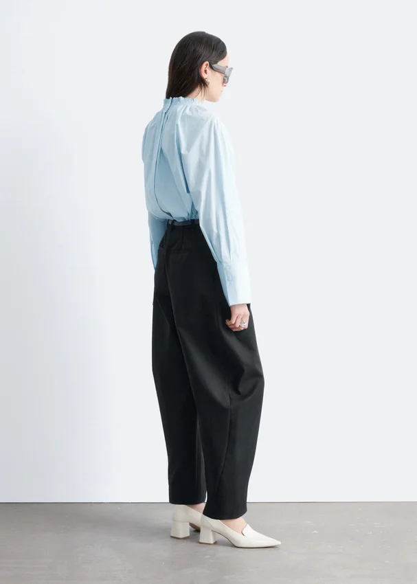 Geraffte Bluse mit Stehkragen Geraffte Bluse mit Stehkragen