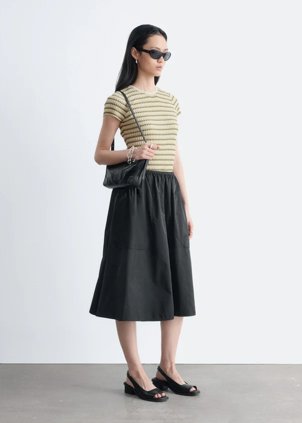 Geraffter Midirock aus Twill Geraffter Midirock aus Twill