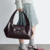 Geschwungene Leder-Schultertasche