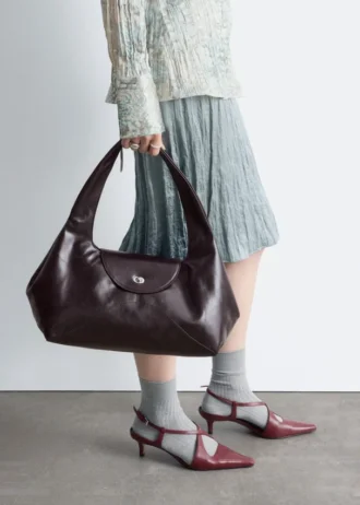 Geschwungene Leder-Schultertasche