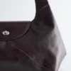Geschwungene Leder-Schultertasche