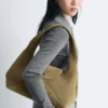 Geschwungene Schultertasche Geschwungene Schultertasche
