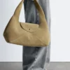 Geschwungene Schultertasche Geschwungene Schultertasche