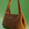 Geschwungene Schultertasche Geschwungene Schultertasche