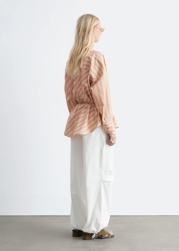 Gestreifte Bluse mit Wasserfallausschnitt Gestreifte Bluse mit Wasserfallausschnitt