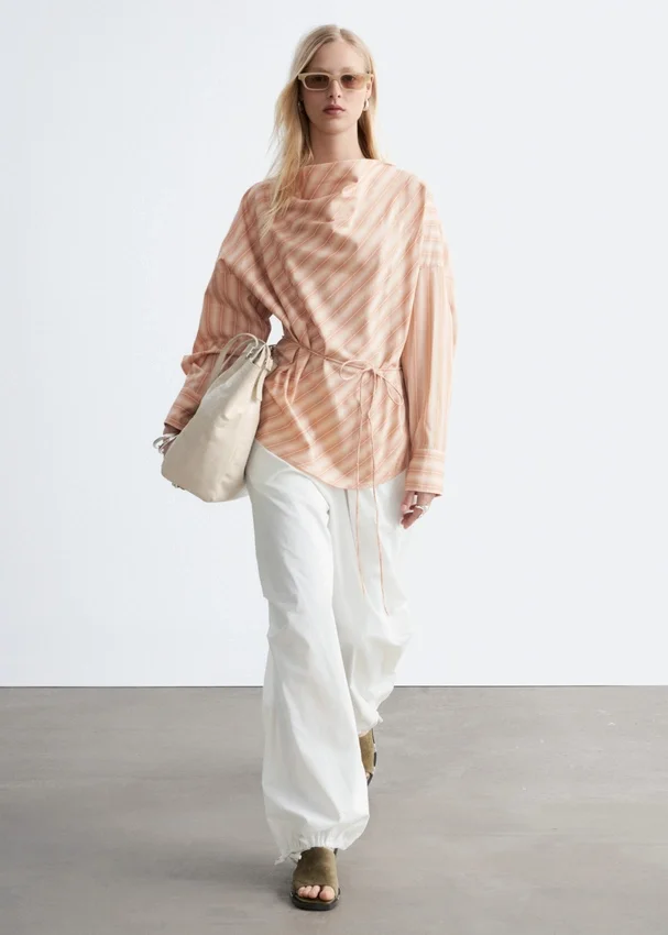 Gestreifte Bluse mit Wasserfallausschnitt Gestreifte Bluse mit Wasserfallausschnitt