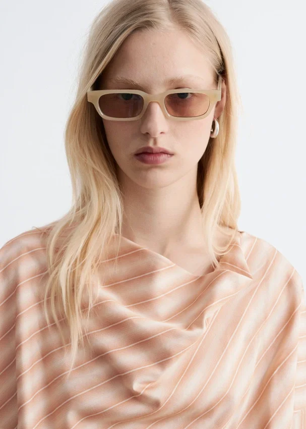 Gestreifte Bluse mit Wasserfallausschnitt Gestreifte Bluse mit Wasserfallausschnitt