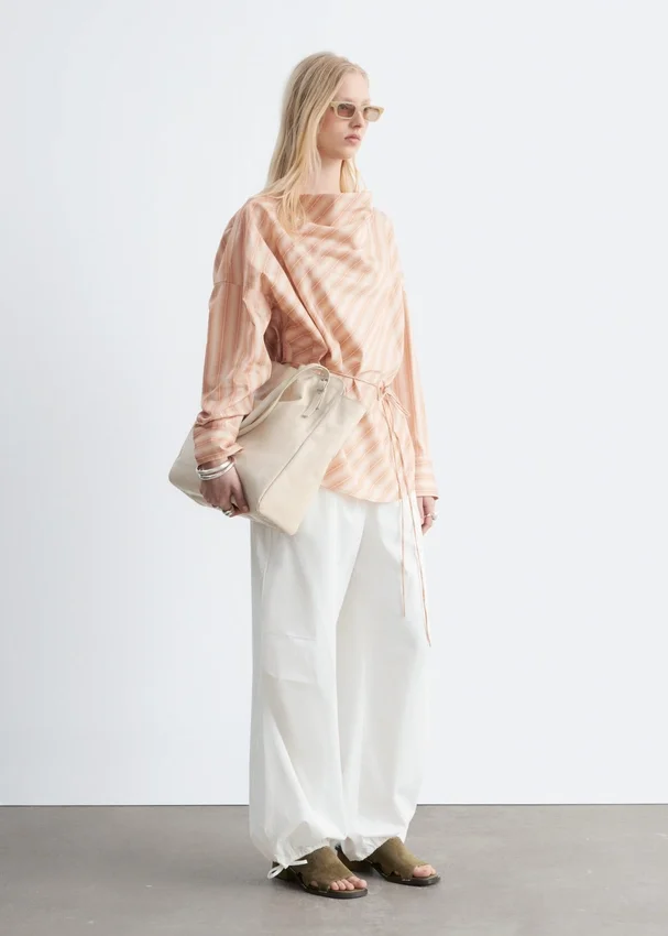 Gestreifte Bluse mit Wasserfallausschnitt Gestreifte Bluse mit Wasserfallausschnitt