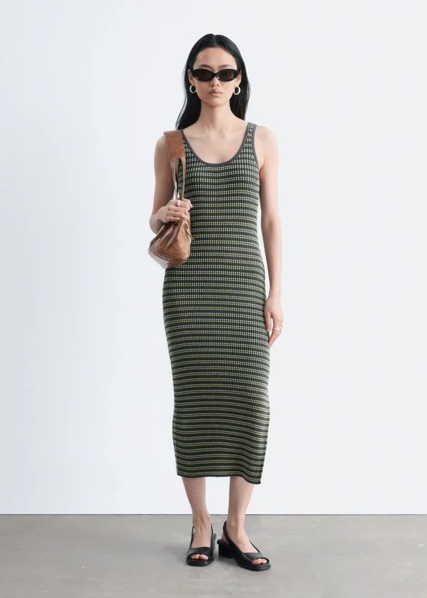 Gestreiftes Midikleid aus Rippstrick Gestreiftes Midikleid aus Rippstrick