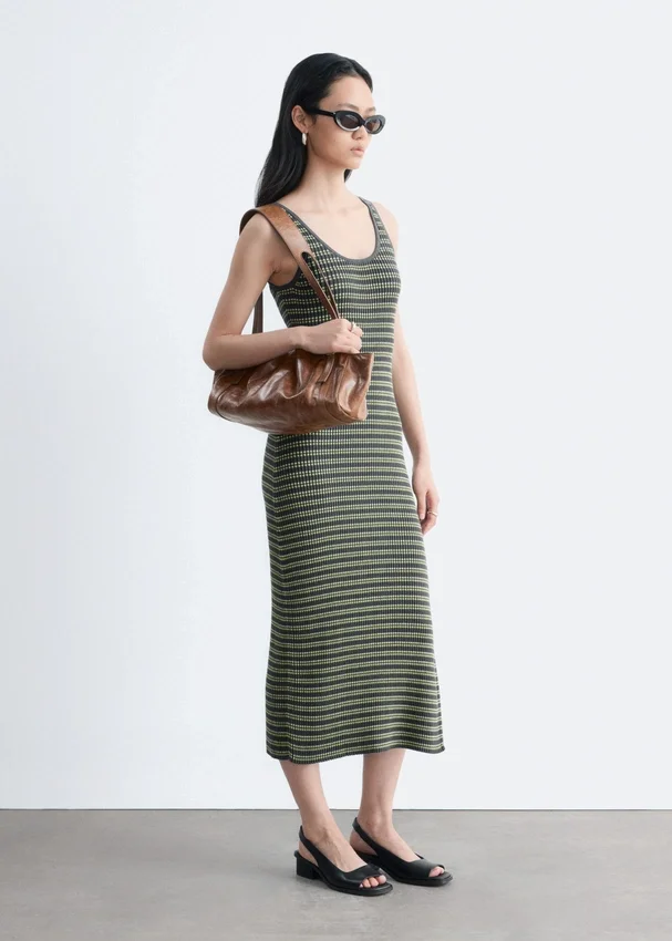 Gestreiftes Midikleid aus Rippstrick Gestreiftes Midikleid aus Rippstrick