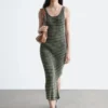 Gestreiftes Midikleid aus Rippstrick Gestreiftes Midikleid aus Rippstrick