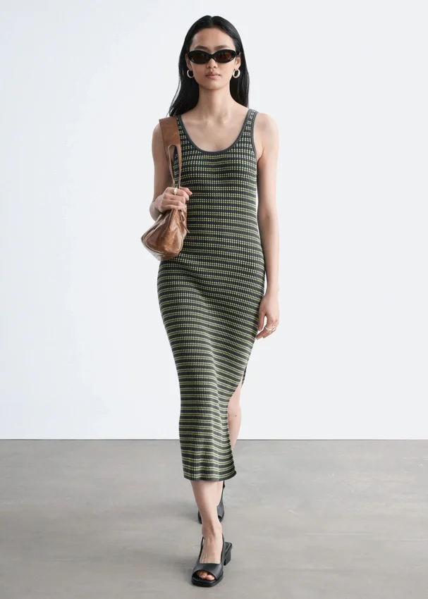 Gestreiftes Midikleid aus Rippstrick Gestreiftes Midikleid aus Rippstrick