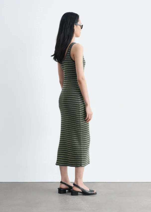 Gestreiftes Midikleid aus Rippstrick Gestreiftes Midikleid aus Rippstrick
