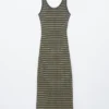 Gestreiftes Midikleid aus Rippstrick Gestreiftes Midikleid aus Rippstrick