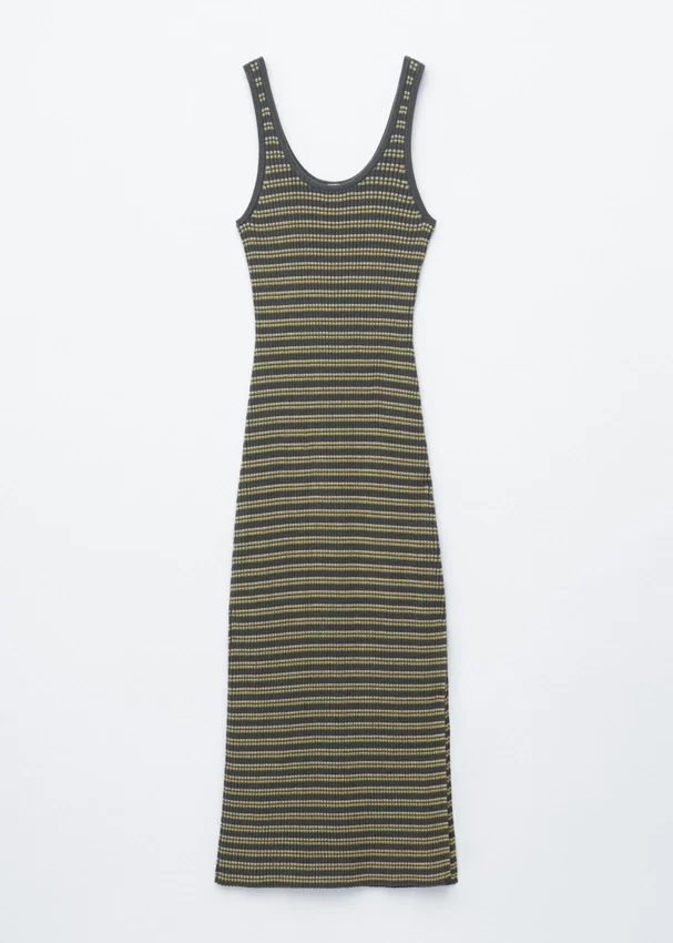 Gestreiftes Midikleid aus Rippstrick Gestreiftes Midikleid aus Rippstrick