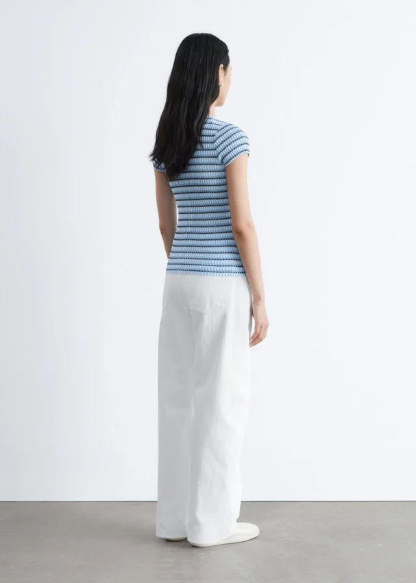 Gestreiftes T-Shirt aus Rippstrick Gestreiftes T-Shirt aus Rippstrick