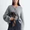 Gestrickter Cardigan aus gebürsteter Mohair-Mischung Gestrickter Cardigan aus gebürsteter Mohair-Mischung