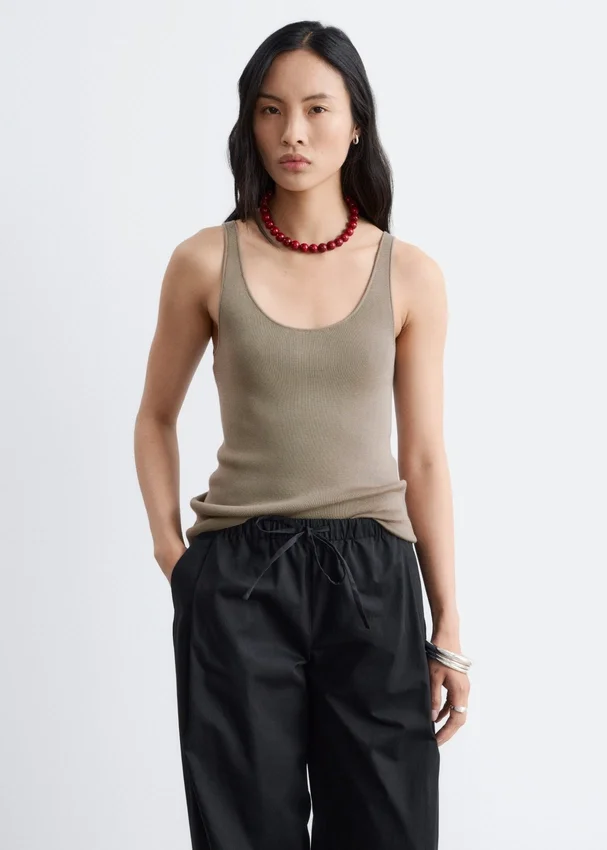 Gestricktes Tanktop mit U-Ausschnitt Gestricktes Tanktop mit U-Ausschnitt