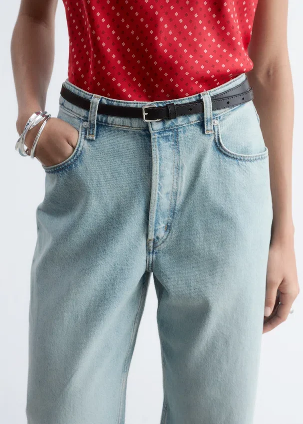 High-Waist-Jeans mit schmal zulaufendem Bein High-Waist-Jeans mit schmal zulaufendem Bein