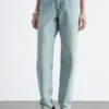 High-Waist-Jeans mit schmal zulaufendem Bein High-Waist-Jeans mit schmal zulaufendem Bein