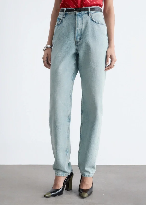 High-Waist-Jeans mit schmal zulaufendem Bein High-Waist-Jeans mit schmal zulaufendem Bein