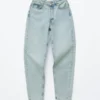 High-Waist-Jeans mit schmal zulaufendem Bein High-Waist-Jeans mit schmal zulaufendem Bein