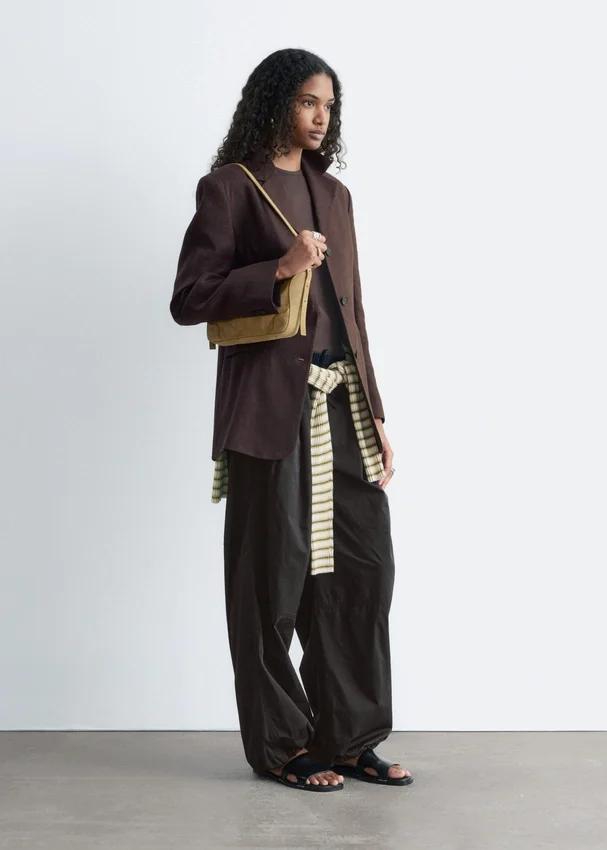Hose mit Kordelzug und weitem Bein Hose mit Kordelzug und weitem Bein
