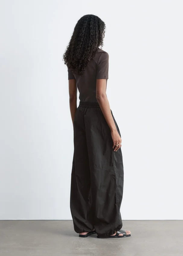 Hose mit Kordelzug und weitem Bein Hose mit Kordelzug und weitem Bein