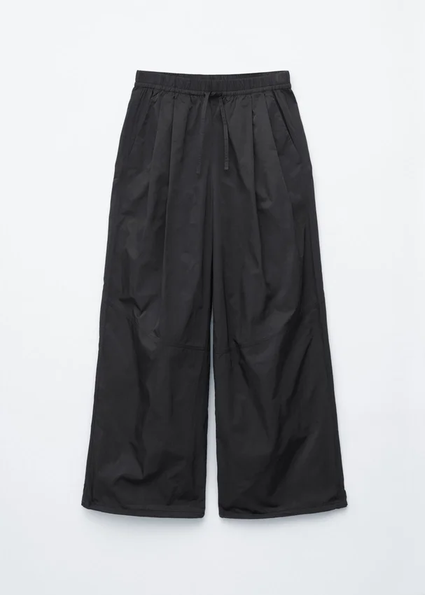 Hose mit Kordelzug und weitem Bein Hose mit Kordelzug und weitem Bein