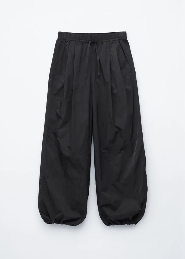 Hose mit Kordelzug und weitem Bein Hose mit Kordelzug und weitem Bein