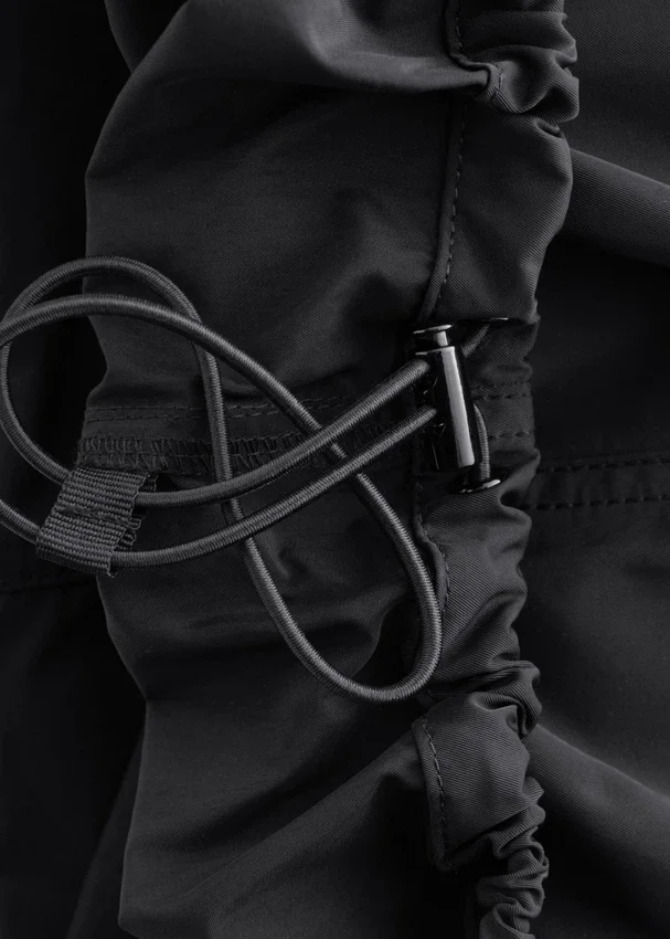 Hose mit Kordelzug und weitem Bein Hose mit Kordelzug und weitem Bein
