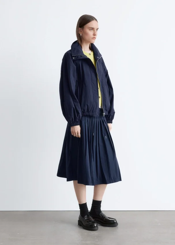 Jacke mit Stehkragen und Kordelzug Jacke mit Stehkragen und Kordelzug