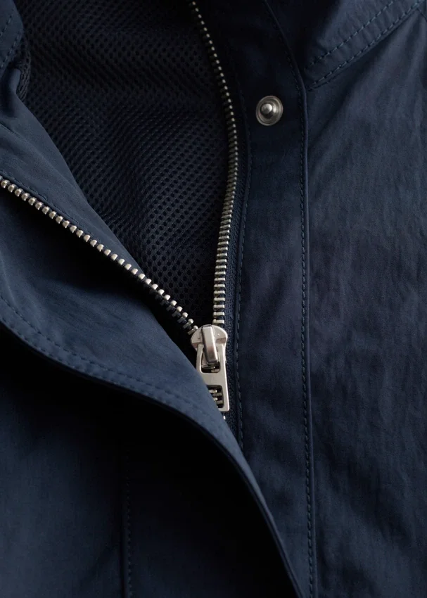 Jacke mit Stehkragen und Kordelzug Jacke mit Stehkragen und Kordelzug