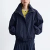 Jacke mit Stehkragen und Kordelzug Jacke mit Stehkragen und Kordelzug