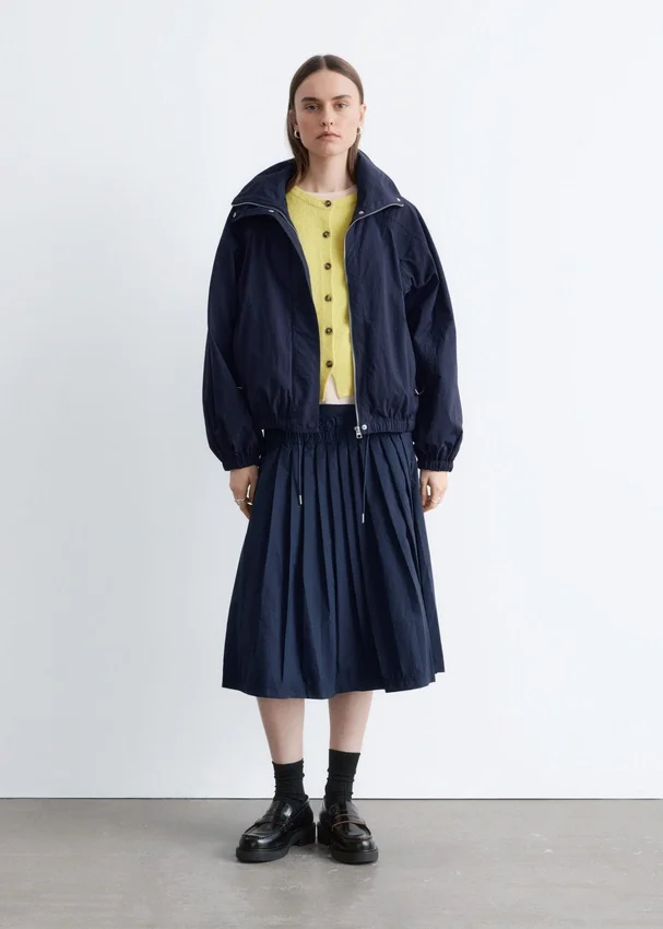 Jacke mit Stehkragen und Kordelzug Jacke mit Stehkragen und Kordelzug