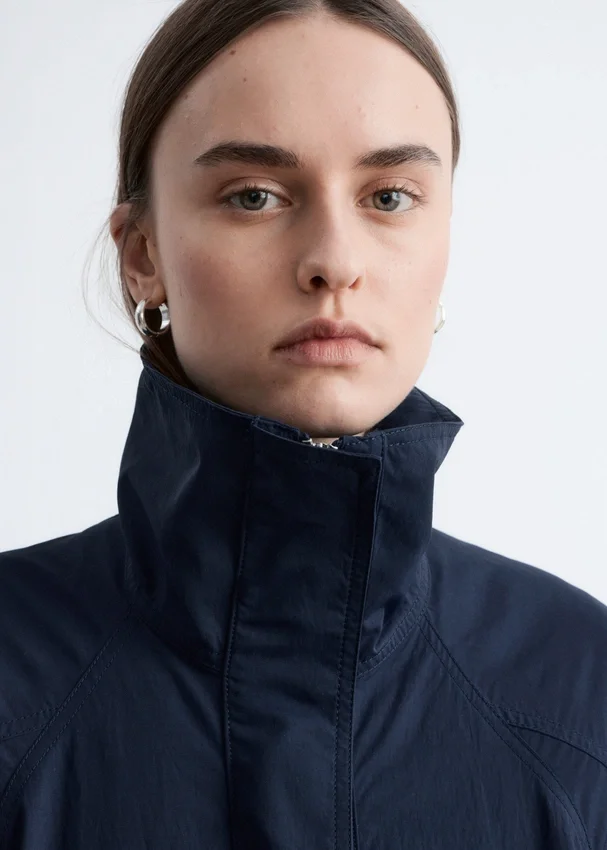 Jacke mit Stehkragen und Kordelzug Jacke mit Stehkragen und Kordelzug