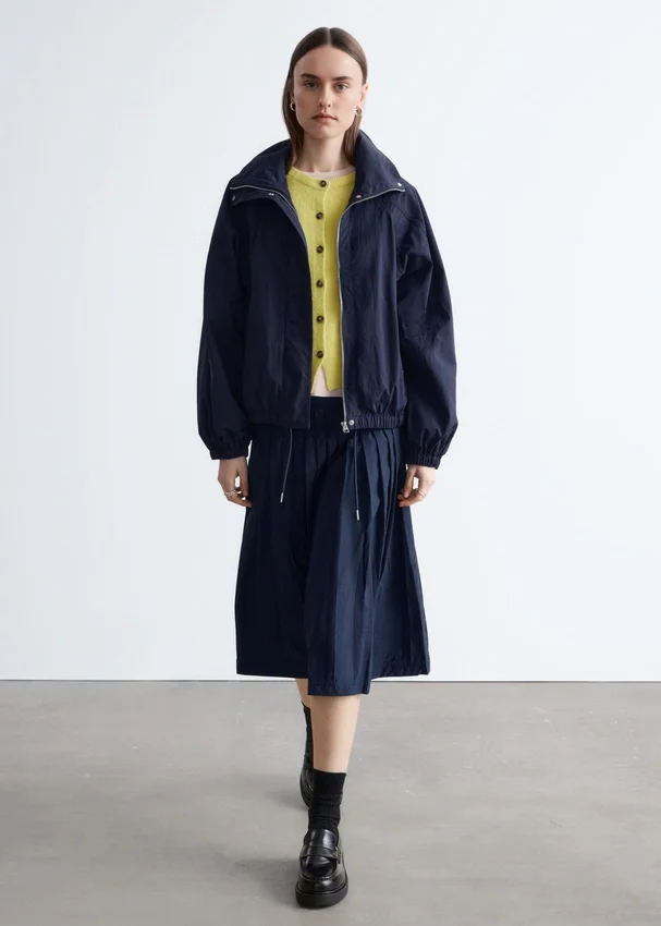Jacke mit Stehkragen und Kordelzug Jacke mit Stehkragen und Kordelzug