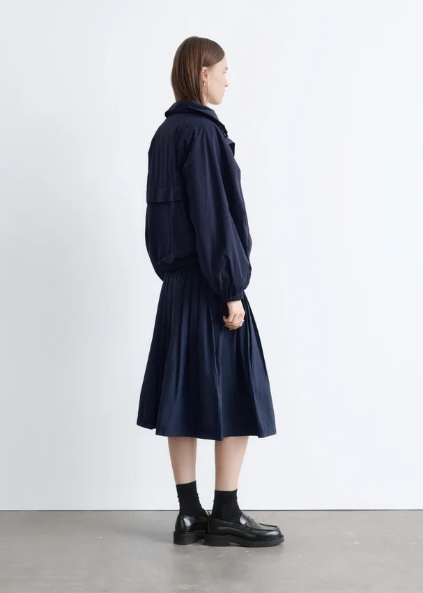 Jacke mit Stehkragen und Kordelzug Jacke mit Stehkragen und Kordelzug
