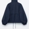 Jacke mit Stehkragen und Kordelzug Jacke mit Stehkragen und Kordelzug