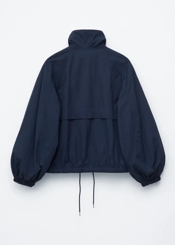 Jacke mit Stehkragen und Kordelzug Jacke mit Stehkragen und Kordelzug