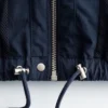 Jacke mit Stehkragen und Kordelzug Jacke mit Stehkragen und Kordelzug